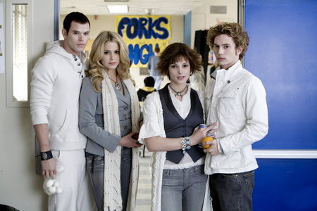 twilight-ashley-greene-nikki-reed-rosalie-.jpg