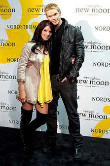 ashley-greene-kellan-lutz-alice-cullen-emmett-.jpg